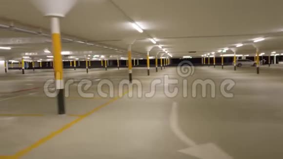人工照明慢速大型地下停车场视频的预览图