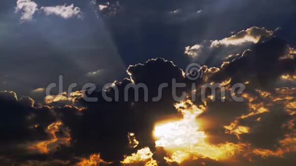 阳光透过天空的云彩视频的预览图