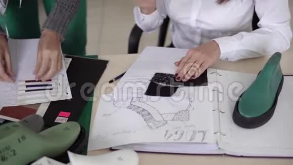 鞋的造型设计鞋设计师的工作场所设计师的双手在他的新鞋上画一个鞋图案视频的预览图