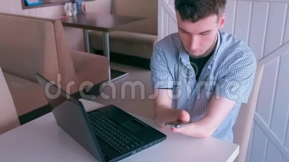 残肢手截肢的残疾人在咖啡馆用手机打字视频的预览图