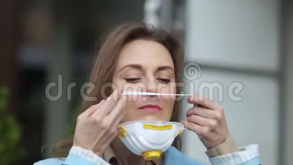 可爱的女人戴上保护面具防冠状病毒covid19检疫期间的户外肖像视频的预览图