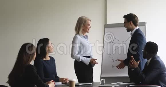 男经理握手年长的行政会议发言人团队掌声视频的预览图