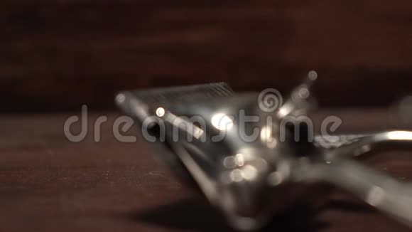 关闭木桌上的手剃刀的镜头视频的预览图