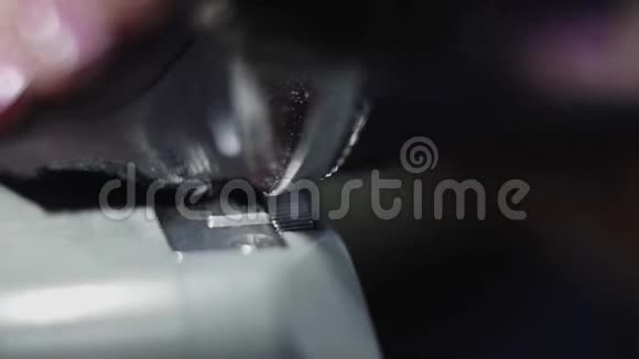 缝纫机在一个皮革车间的行动与手工作的皮革细节的鞋女性宏观镜头视频的预览图