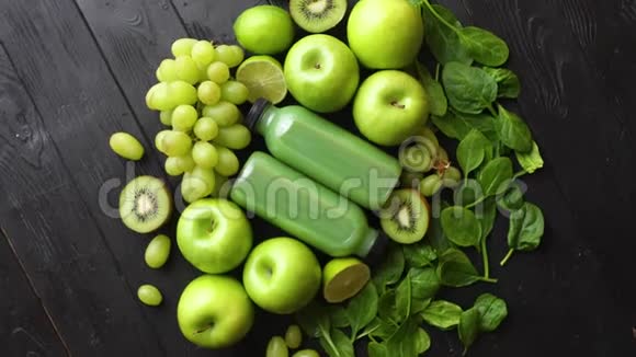 放在黑木桌上的混合绿色水果和蔬菜视频的预览图