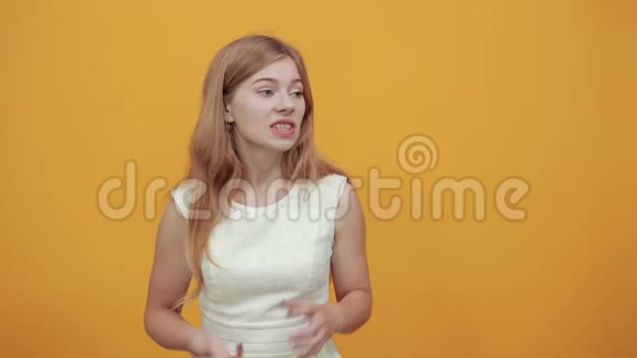失望的白种人年轻女士在做一个令人沮丧的令人沮丧的手势视频的预览图