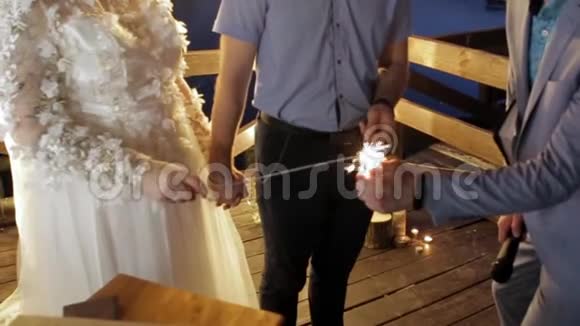 一个男人点燃新郎新娘手中的火花视频的预览图
