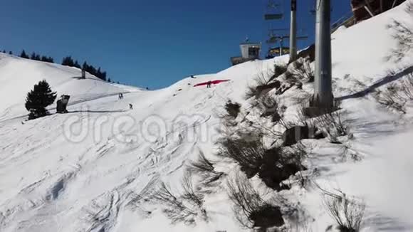 奥地利雪域小滑雪胜地山景滑雪椅升降观景台视频的预览图