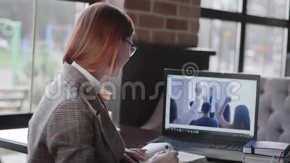 紧张的女人戴着眼镜等待视频电话的回应生气了手里拿着一支钢笔坐着笔记本电脑视频的预览图