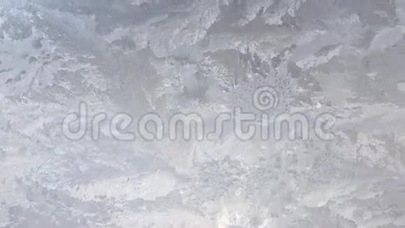 冰冻的窗户玻璃冰霜的自然模式视频的预览图