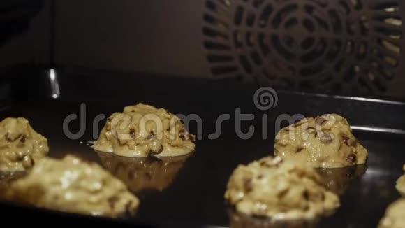 在烤箱里烤巧克力饼干将面团和巧克力融化成新鲜美味的自制食物时间流逝视频的预览图