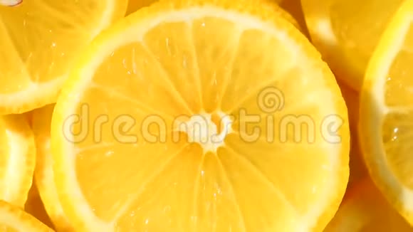 在盘子上切成薄片的柠檬片视频的预览图
