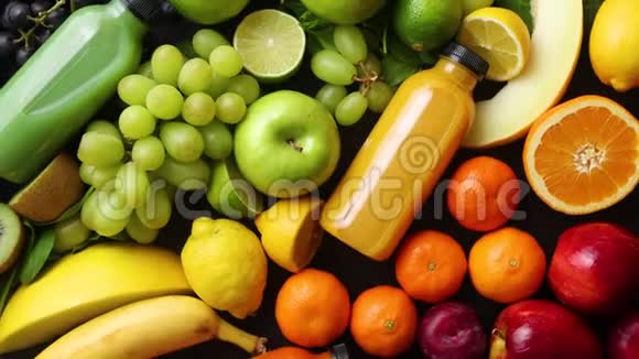 健康食品概念彩虹中形成的各种混合水果蔬菜和果汁视频的预览图
