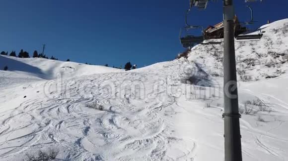 奥地利雪域小滑雪胜地山景滑雪椅升降观景台视频的预览图