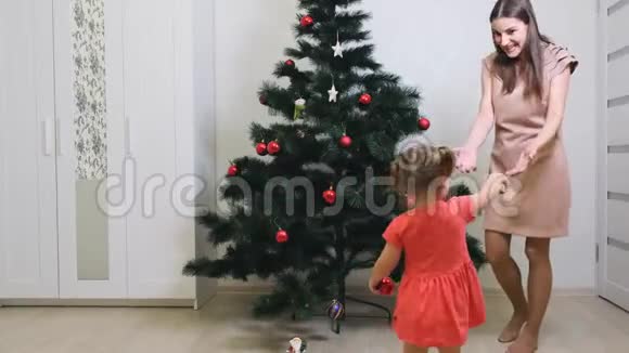 圣诞快乐假日快乐妈妈和女儿在室内装饰圣诞树圣诞节前的早晨视频的预览图