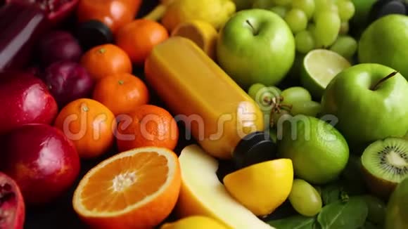 彩虹构成的各种健康水果和蔬菜视频的预览图