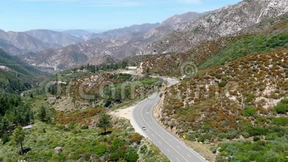 沥青道路弯曲通过洛杉矶国家森林山加利福尼亚州美国视频的预览图