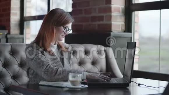 远程工作成功的女孩眼镜视觉职业女性喜欢在线工作使用笔记本电脑和写作视频的预览图