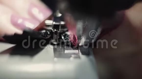 缝纫机在一个皮革车间的行动与手工作的皮革细节的鞋女性宏观镜头视频的预览图