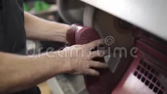 鞋厂成品皮鞋抛光在鞋厂工作的人视频的预览图