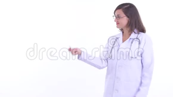 快乐美丽的女人医生拍着手指说话视频的预览图