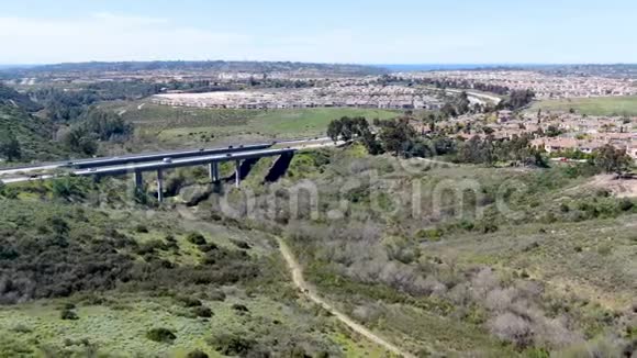公路桥高架桥的鸟瞰图在山谷中的青山中支撑视频的预览图