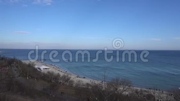 敖德萨湾海岸阳光明媚的冬日视频的预览图