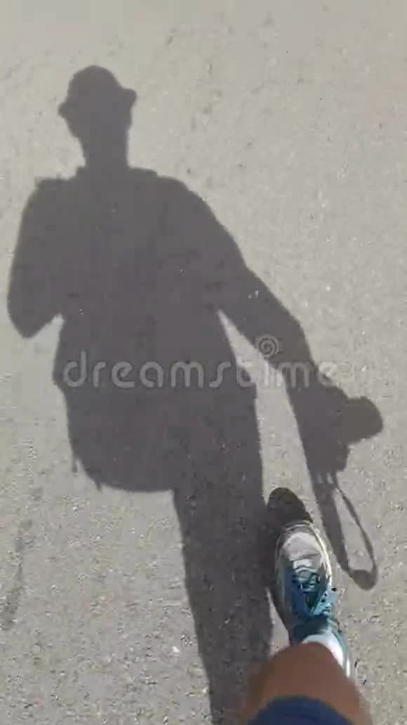 摄影师走路地上的影子视频的预览图