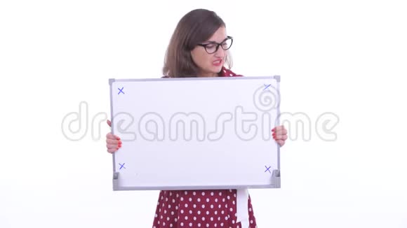 戴着眼镜的女士拿着白板说话视频的预览图
