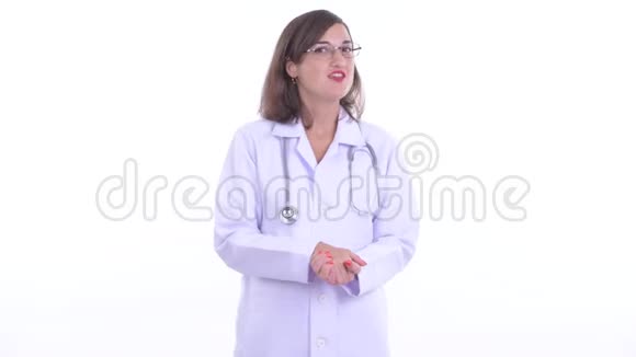 快乐美丽的女医生在镜头前讲话视频的预览图