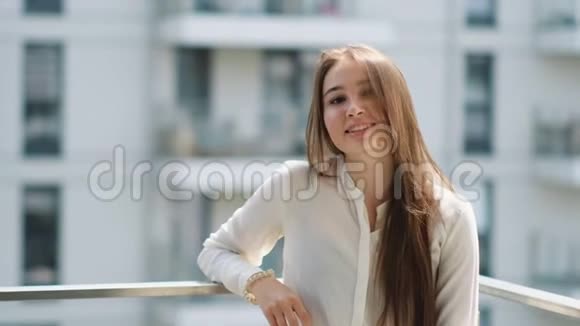 亚洲女孩站在阳台上微笑视频的预览图