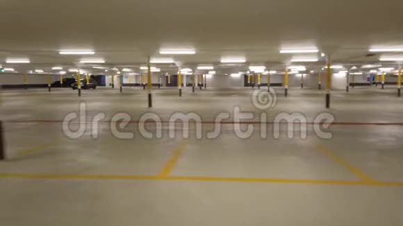 人工照明慢速度的大型地下停车场多为空车视频的预览图