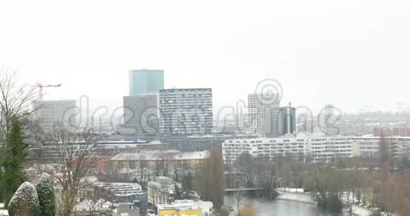 2月瑞士苏黎世的雪从欧洲卡车上可以看到视频的预览图