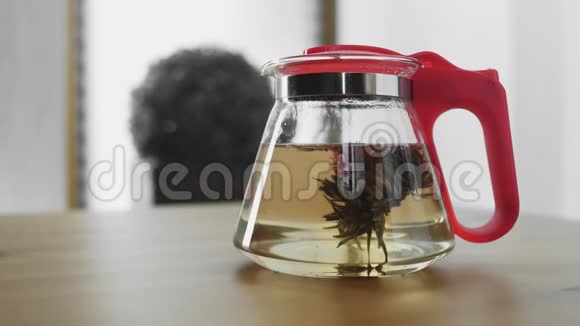 玻璃茶壶中盛开的中国传统花茶视频的预览图