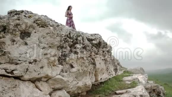 站在岩石上的男人和女人视频的预览图