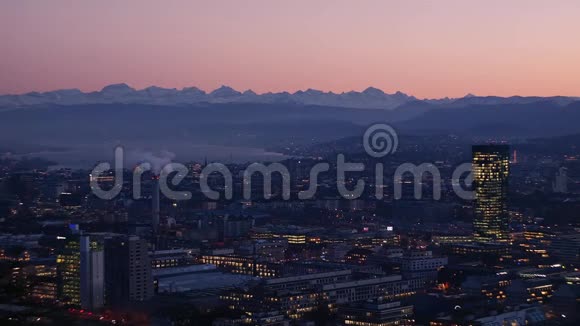 日落后从山顶俯瞰苏黎世市区景色烟湖和背景中的瑞士阿尔卑斯山视频的预览图