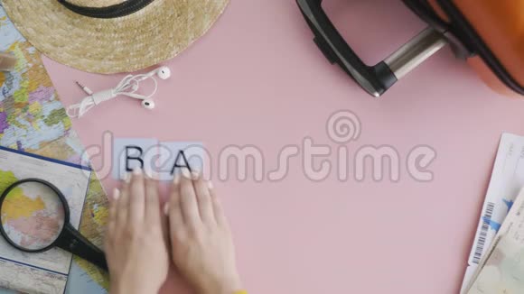 上面的双手躺在粉红色桌子上视频的预览图