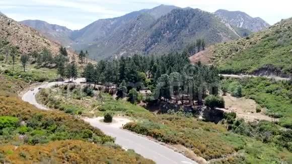 沥青道路弯曲通过洛杉矶国家森林山加利福尼亚州美国视频的预览图