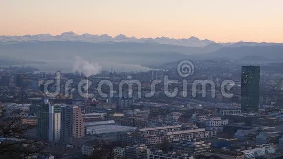 日落后从山顶俯瞰苏黎世市区景色烟湖和背景中的瑞士阿尔卑斯山视频的预览图