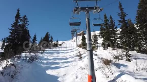 奥地利雪域小滑雪胜地山景滑雪椅升降观景台视频的预览图