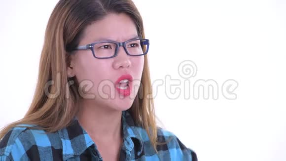 压力重重的年轻亚洲时髦女人的脸得到坏消息视频的预览图