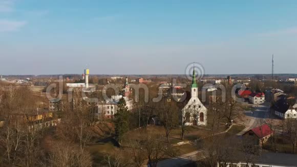 拉脱维亚利姆巴齐中世纪城堡遗址空中景观视频的预览图