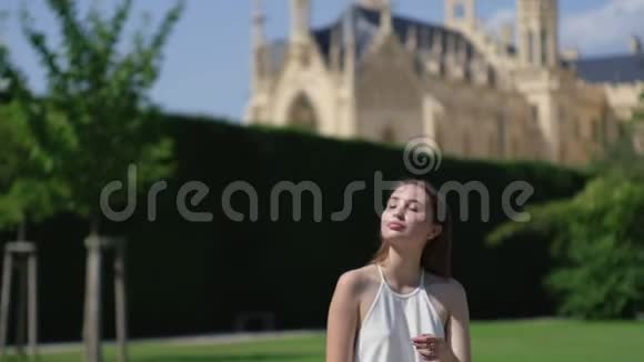 捷克莱德尼斯宫公园里的一个放松的女孩视频的预览图