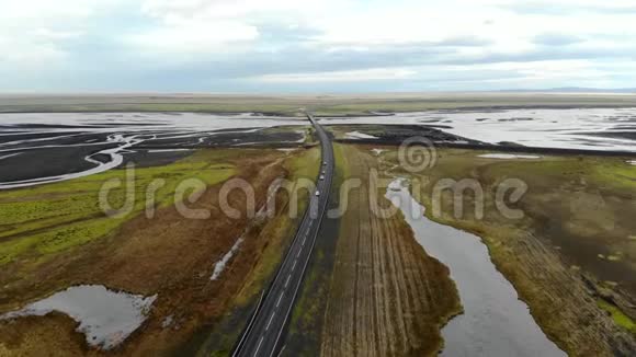 通过冰岛河三角洲的道路的鸟瞰图视频的预览图