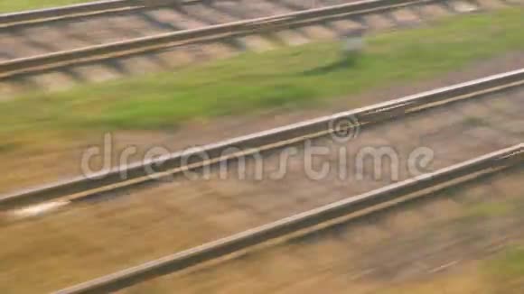 从火车上可以看到这条铁路线移动得很快视频的预览图