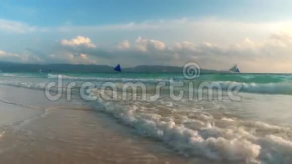 令人惊叹的热带日落帆船的轮廓漂浮在海洋地平线上海浪洗沙Borac视频的预览图