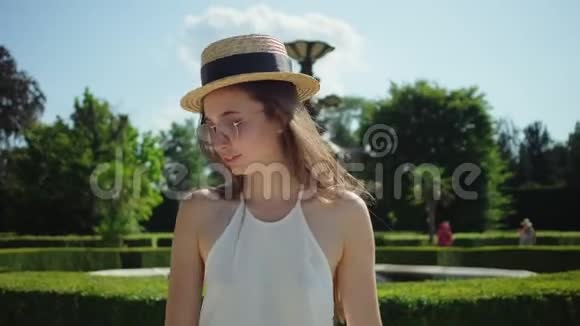 捷克共和国莱德尼斯宫花园中的开朗女孩视频的预览图