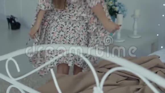 女孩脱下她的白色丝绸长袍女孩把袍子从肩膀上摔在床上视频的预览图