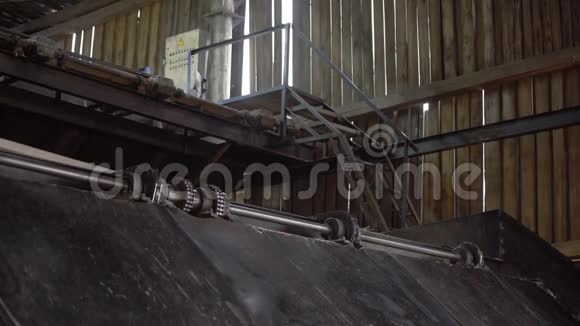 在传送带上移动的木板锯木厂工业锯工作台上的切割日志木材业视频的预览图
