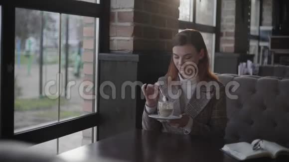 成功的商务女性下班后喝卡布奇诺微笑的女孩喜欢在咖啡休息时放松视频的预览图